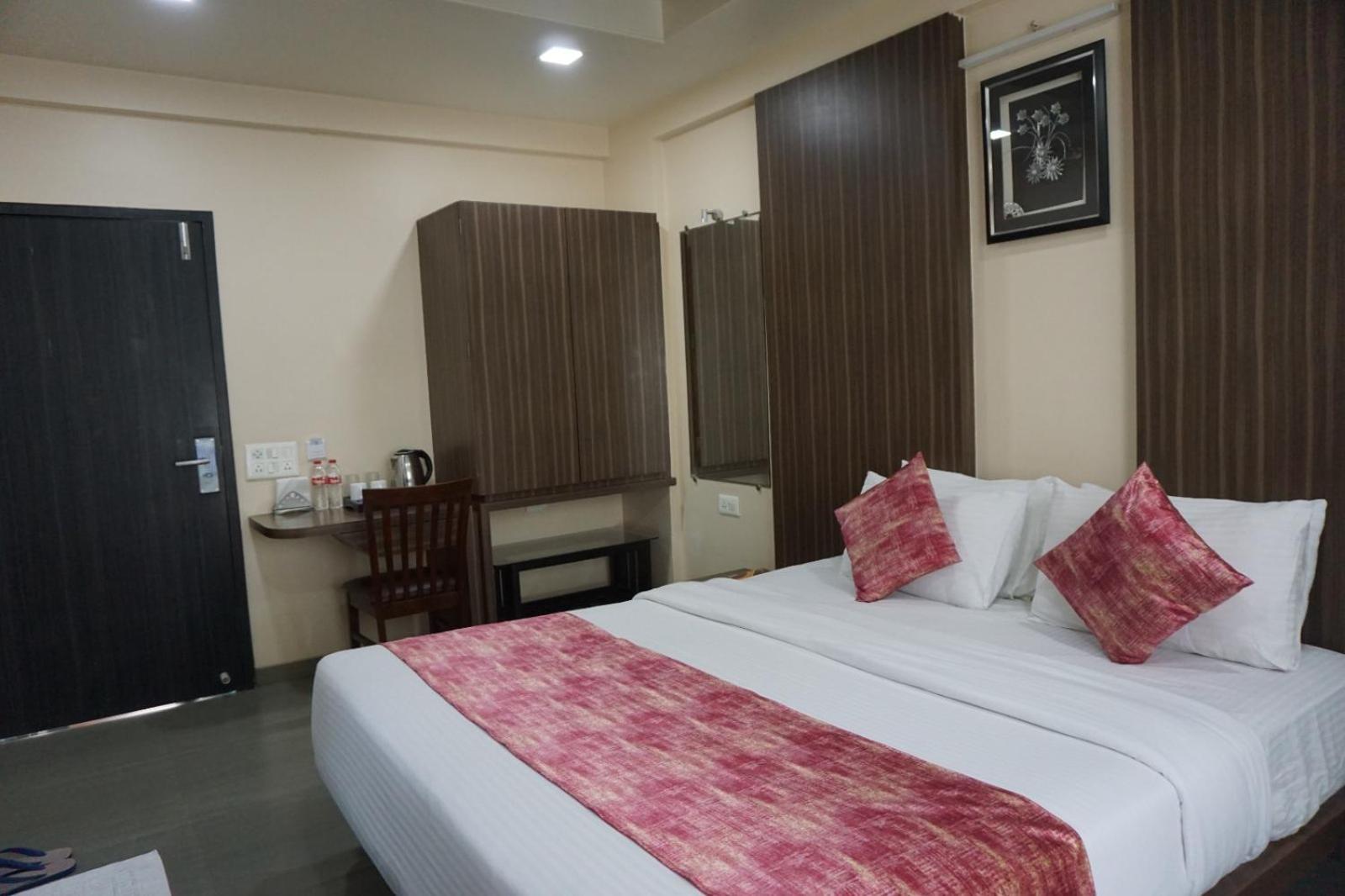 Hotel Yash Executive Аурангабад Экстерьер фото
